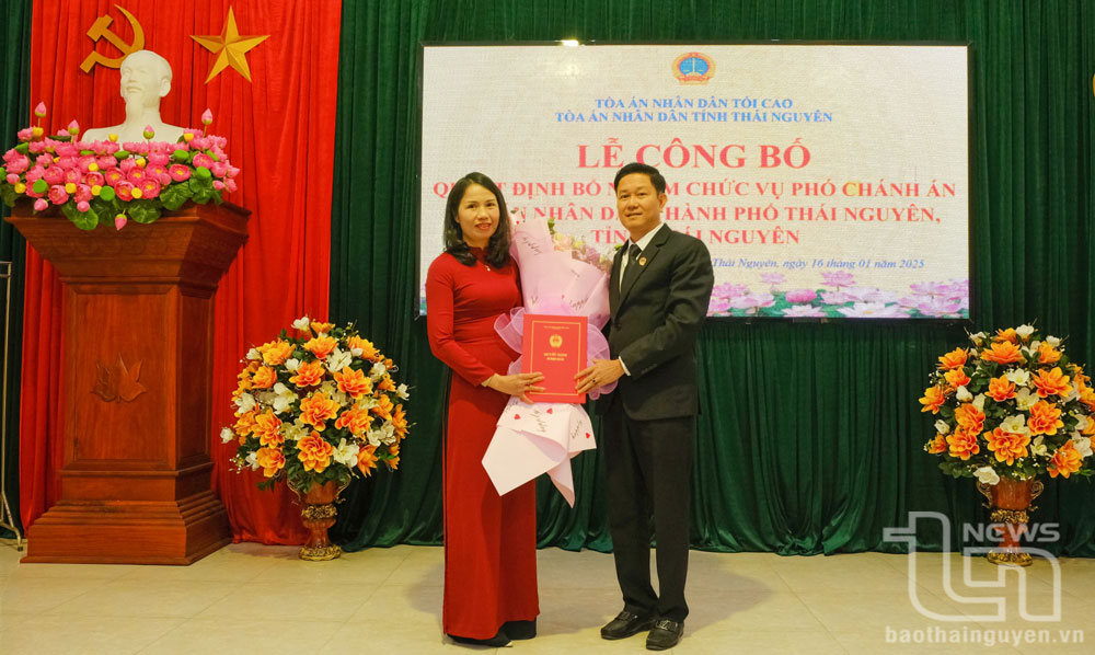 Đồng chí Nguyễn Ích Yên, Phó Chánh án TAND tỉnh trao Quyết định bổ nhiệm và tặng hoa chúc mừng đồng chí Nguyễn Thị Thanh Nhàn.