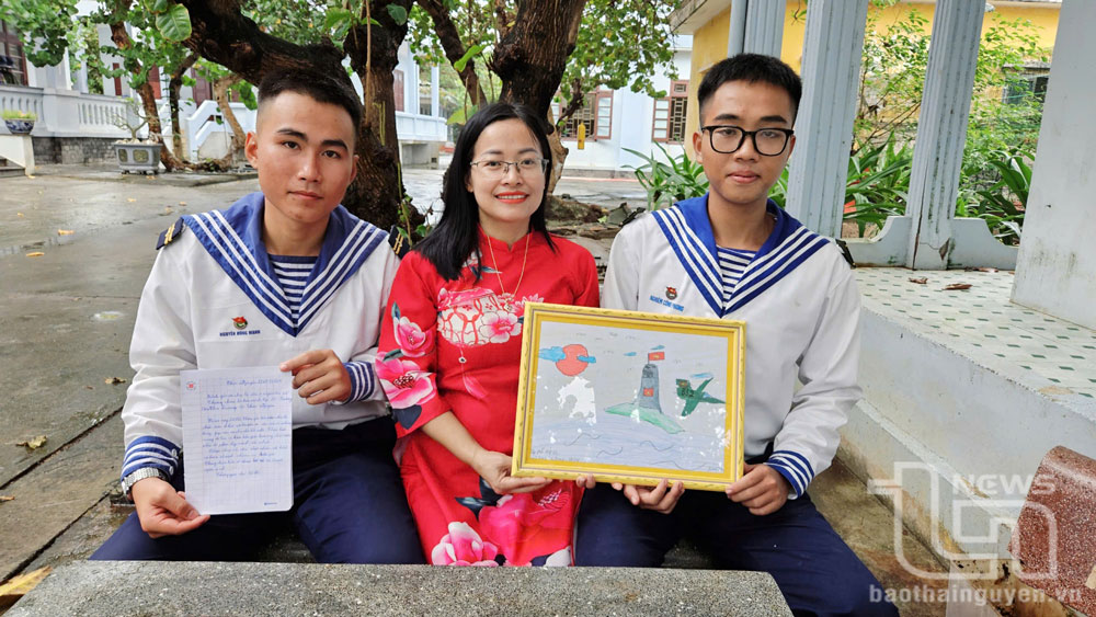 Yêu thương của thầy trò thành phố Thép gửi Trường Sa