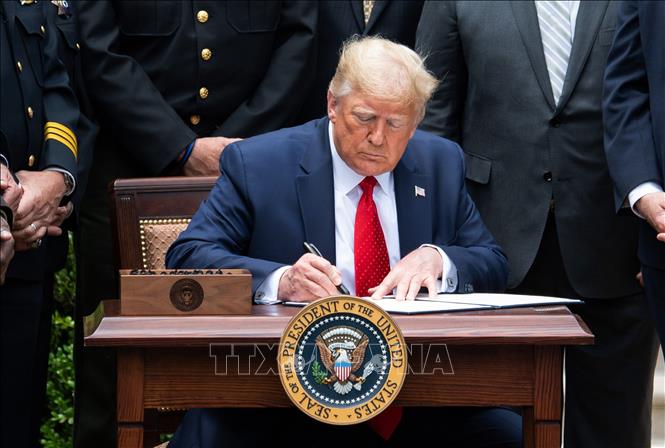 Sức mạnh và hạn chế của các sắc lệnh hành pháp mà ông Trump vừa ký ban hành