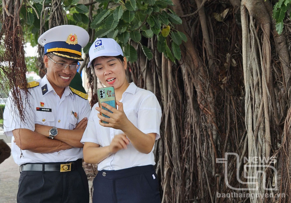 Người vợ gọi điện thoại về nhà để chồng trò chuyện với con trước giờ anh lên tàu đi thực hiện nhiệm vụ.
