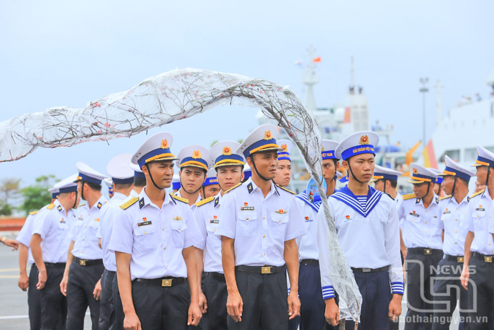 Không khí Xuân ngập tràn trước giờ các cán bộ, chiến sĩ hành quân lên thuyền.