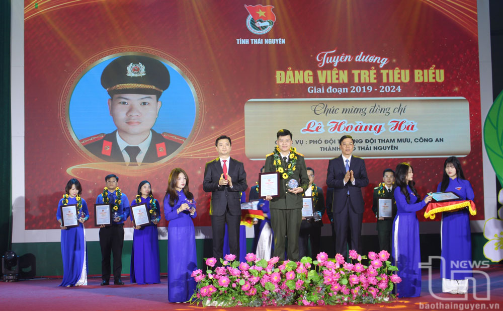 Tuyên dương 25 đảng viên trẻ tiêu biểu giai đoạn 2019-2024