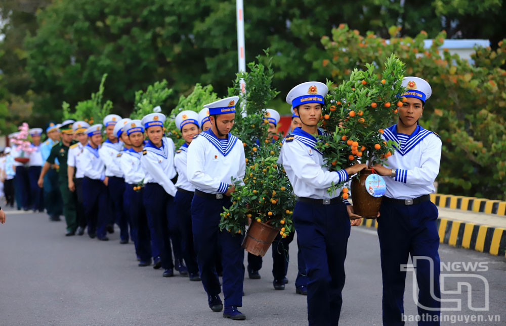 Vận chuyển hàng hóa và các nhu yếu phẩm dịp Tết lên tàu.