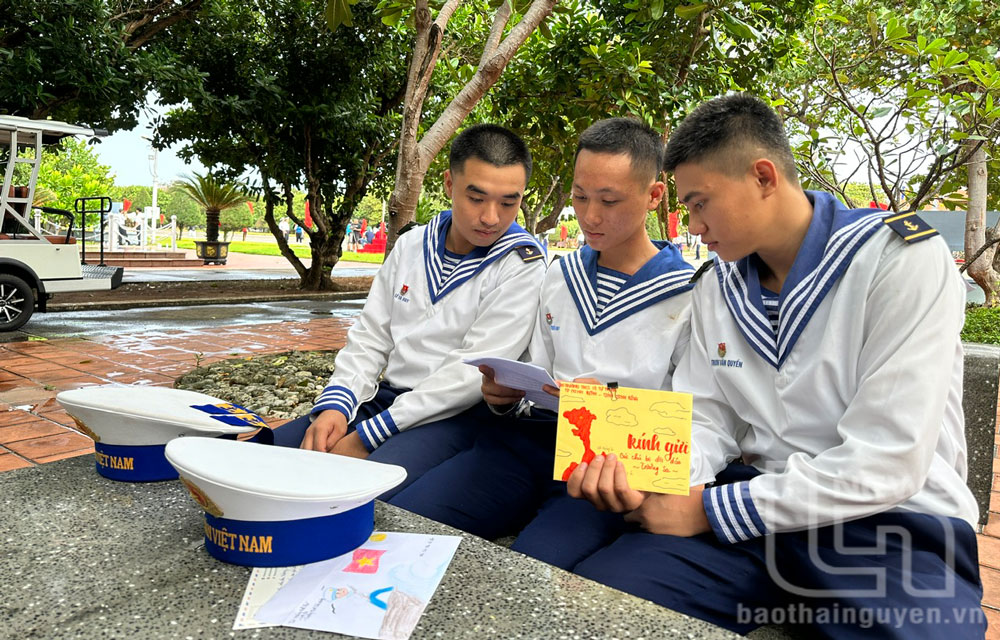 Đọc thư chung, san sẻ phần quà từ đất liền gửi đến hay tâm sự mọi vui buồn trong cuộc sống là việc làm quen thuộc của những người lính ở quần đảo Trường Sa.
