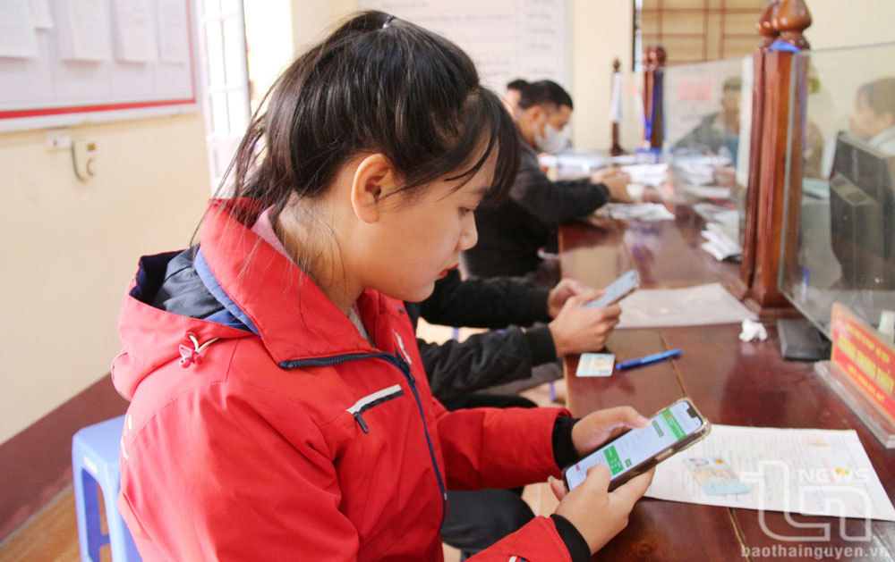 Người dân xã Xuân Phương (Phú Bình) nộp hồ sơ thủ tục hành chính trên Cổng dịch vụ công quốc gia. 