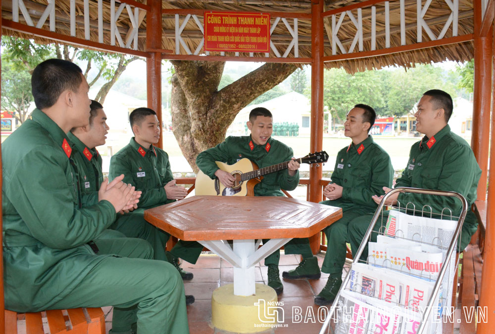 Phút giây giải lao, thư giãn sau giờ huấn luyện vất vả.