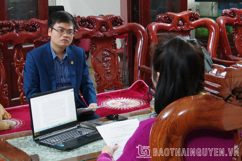 Phóng viên Báo Thái Nguyên tiếp nhận phản ánh của chị Vũ Thị H. L., tổ dân phố 25, phường Phan Đình Phùng (TP. Thái Nguyên).