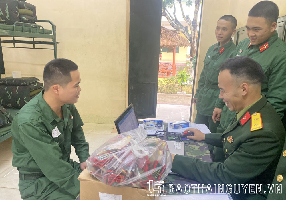 Năm nay, Trung đoàn 246 tiếp nhận hơn 700 chiến sĩ mới, trong đó có 500 trường hợp là công dân Thái Nguyên, còn lại là từ tỉnh Cao Bằng và Bắc Kạn. Công tác tiếp nhận chiến sĩ mới được đơn vị thực hiện trang trọng, nhanh gọn, chặt chẽ, an toàn.
