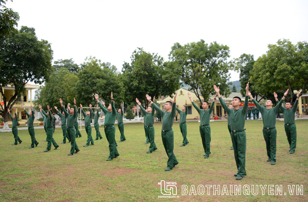 Thể dục buổi sáng để rèn luyện, nâng cao thể lực.