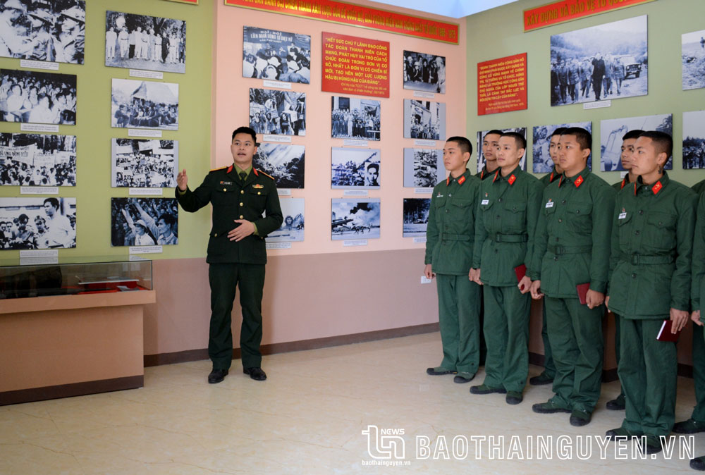 Với truyền thống của “Đoàn Tân Trào Anh hùng”, Trung đoàn 246 đặc biệt quan tâm giáo dục chính trị cho cán bộ, chiến sĩ.