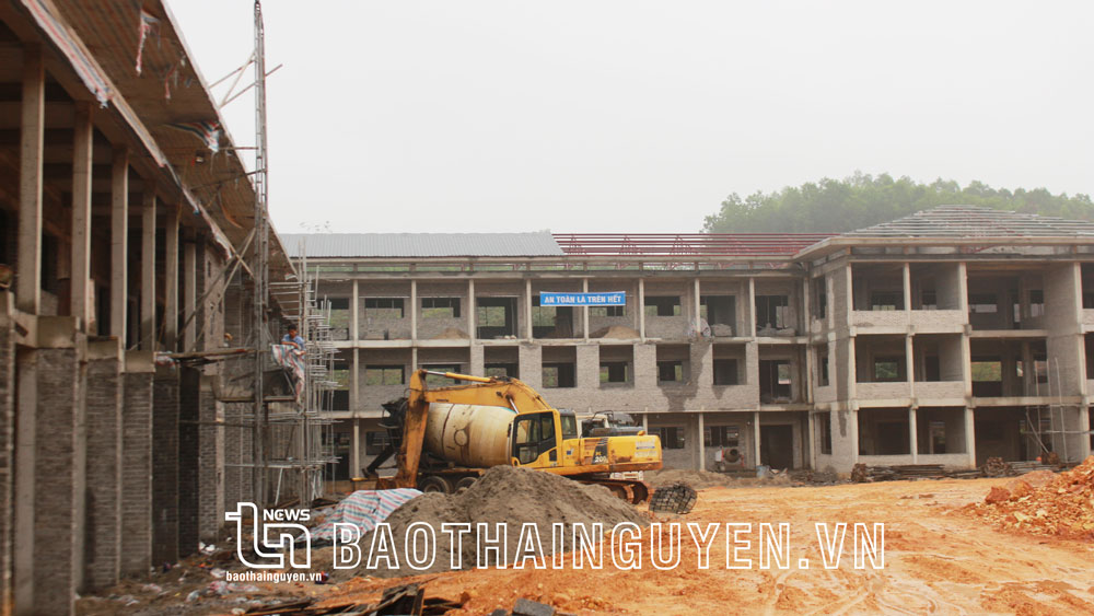 Nhà thầu thi công đang đẩy nhanh tiến độ, nỗ lực hoàn thành để kịp đón học sinh vào năm học mới 2023-2024.