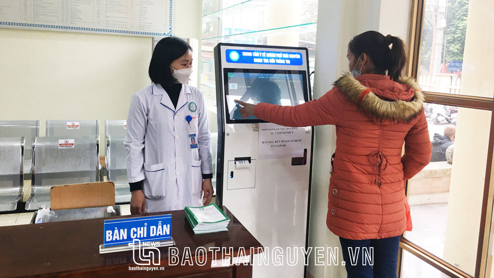 Thực hiện chuyển đổi số, Trung tâm Y tế TP. Thái Nguyên đã triển khai đăng ký số để giảm bớt phiền hà cho người dân khi đến khám, chữa bệnh.
