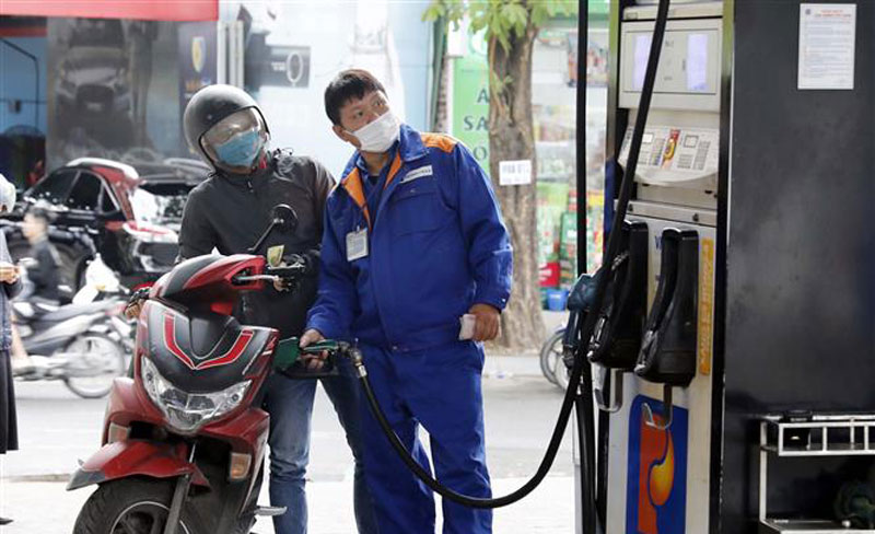 Mỗi lít xăng tăng thêm gần 800 đồng, lên mức 24.000 đồng/lít
