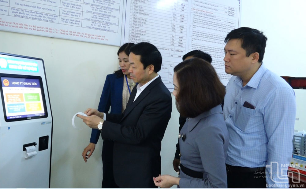 Lãnh đạo huyện Phú Lương kiểm tra tại Bộ phận một cửa của thị trấn Giang Tiên.