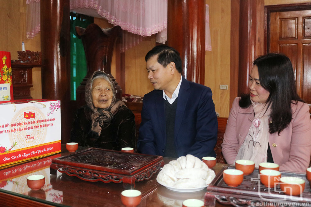 Đồng chí Dương Xuân Hùng, Ủy viên Ban Thường vụ Tỉnh ủy, Trưởng Ban Tổ chức Tỉnh ủy (giữa), thăm hỏi, trao quà Tết của tỉnh cho Mẹ Việt Nam Anh hùng Phạm Thị Nhì, 87 tuổi, ở xóm Bá Vân 1, xã Bình Sơn, TP. Sông Công.