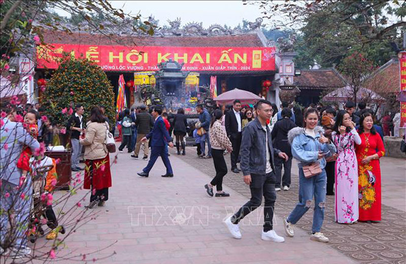 Tấp nập du khách đến đền Trần đầu năm mới
