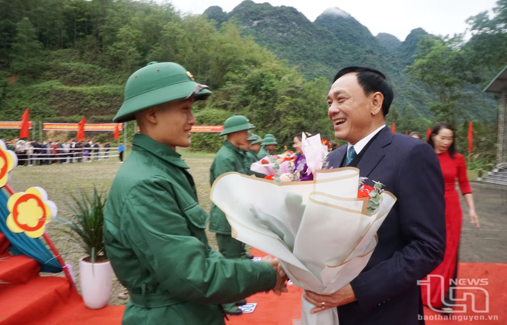 Đồng chí Phạm Văn Thọ, Ủy viên Ban Thường vụ, Trưởng Ban Nội chính Tỉnh ủy, động viên tân binh.