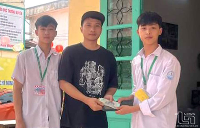 Phú Bình: Một học sinh trả lại ví tiền cho người đánh rơi