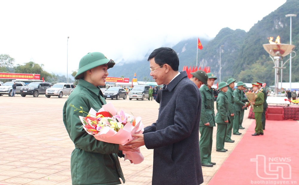 Đồng chí Dương Văn Tiến, Ủy viên Ban Thường vụ Tỉnh ủy, Chủ tịch Ủy ban MTTQ tỉnh, động viên tân binh huyện Định Hóa.