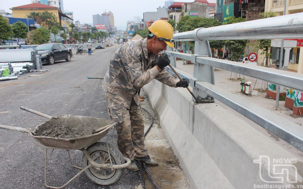 Cấm các phương tiện để phục vụ thông xe cầu vượt đường sắt Hà Nội - Thái Nguyên