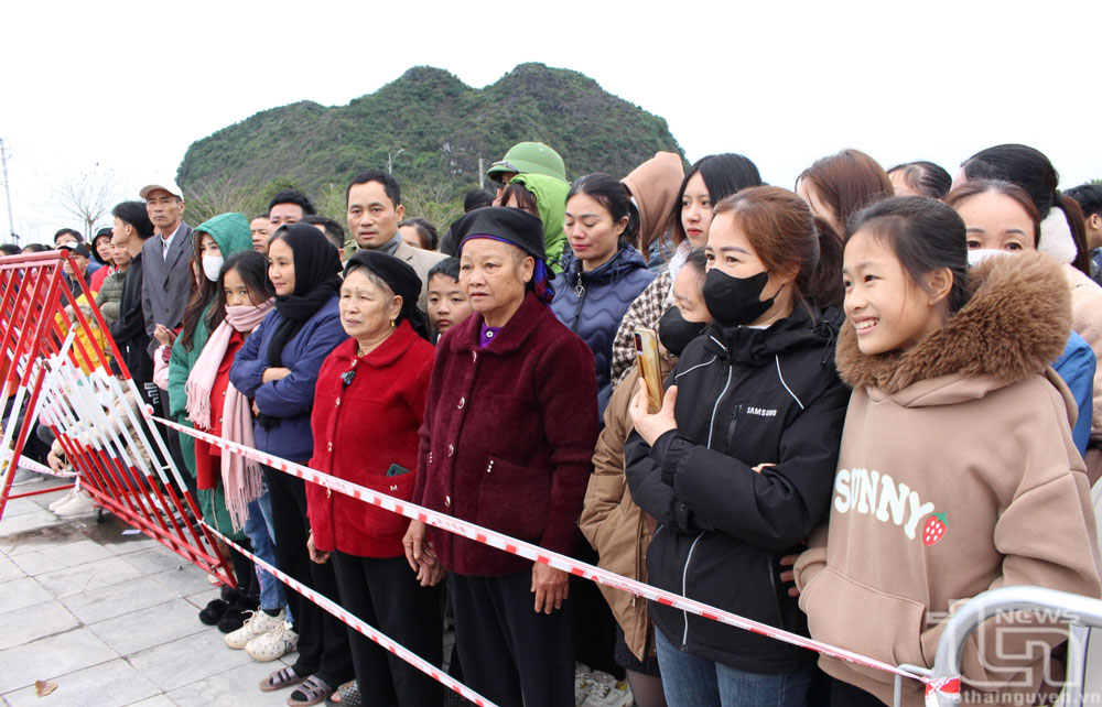 Đông đảo người thân có mặt tiễn các tân binh lên đường nhập ngũ.