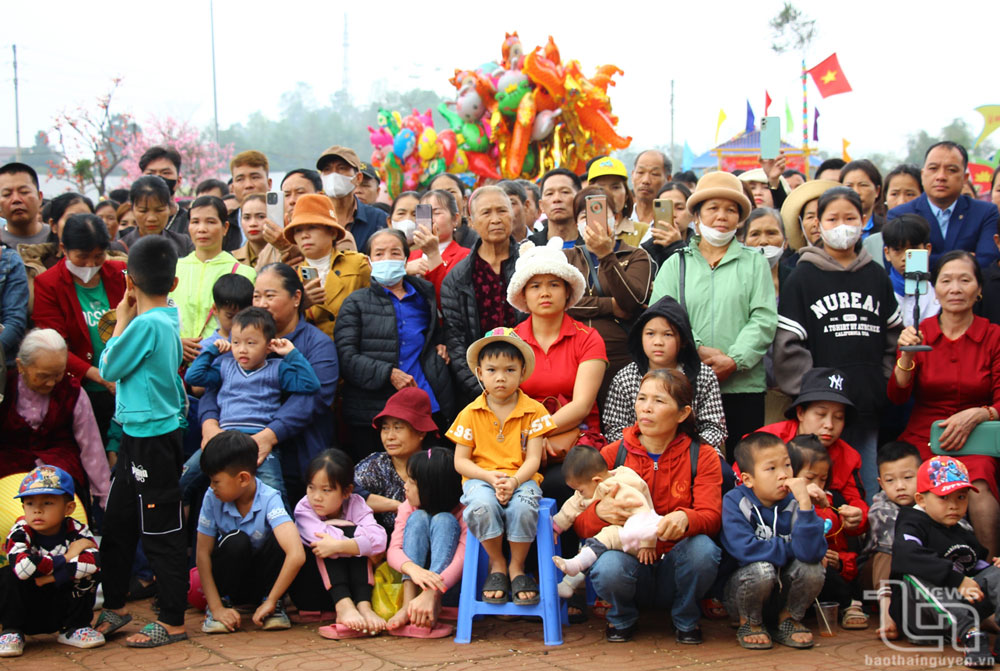 Đông đảo người dân địa phương và du khách đến xem khai mạc Lễ hội.