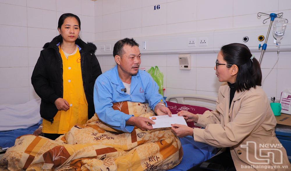 Đại diện Công ty CP Luyện kim đen Thái Nguyên thăm hỏi, hỗ trợ công nhân bị thương trong vụ tai nạn lao động xảy ra sáng 23-2.