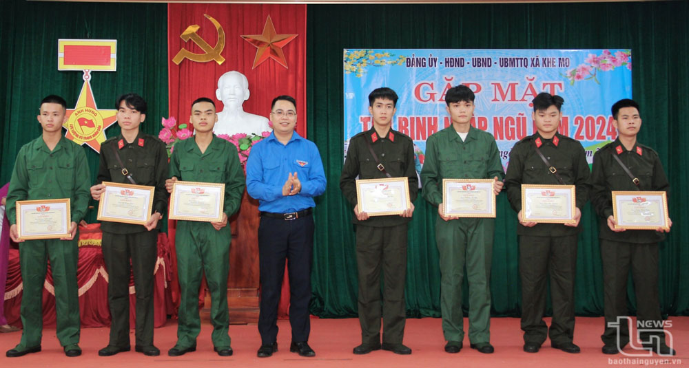Đại diện Huyện đoàn Đồng Hỷ trao Giấy khen cho các tân binh xã Khe Mo viết đơn tình nguyện nhập ngũ năm 2024.