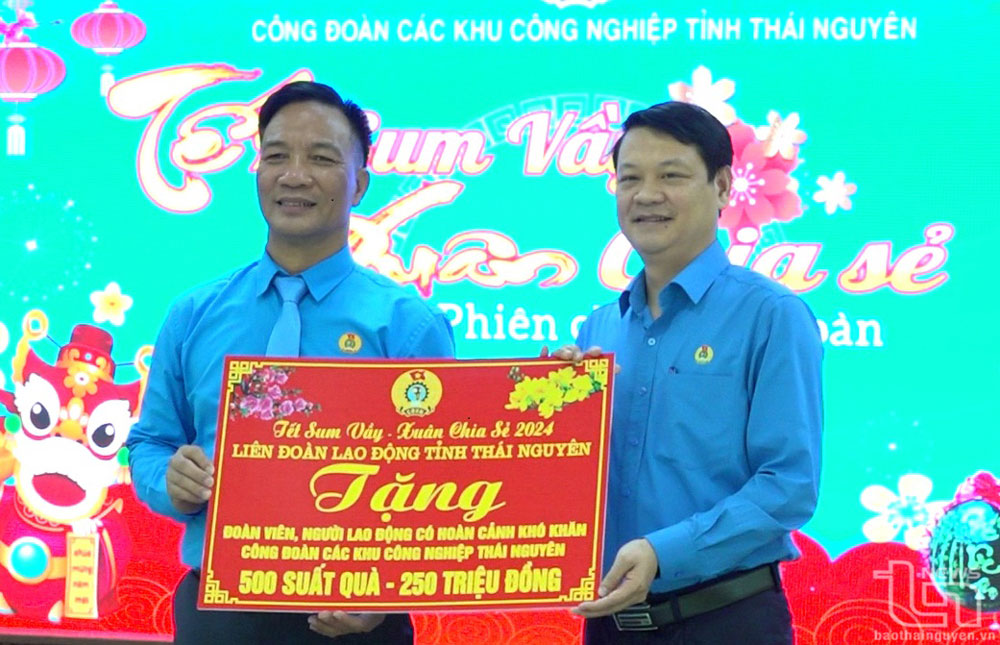 Ông Phạm Việt Dũng (bên phải), Chủ tịch Liên đoàn Lao động tỉnh, trao 500 suất quà với tổng trị giá 250 triệu đồng cho đoàn viên, người lao động có hoàn cảnh khó khăn đang làm việc tại các khu công nghiệp của tỉnh.