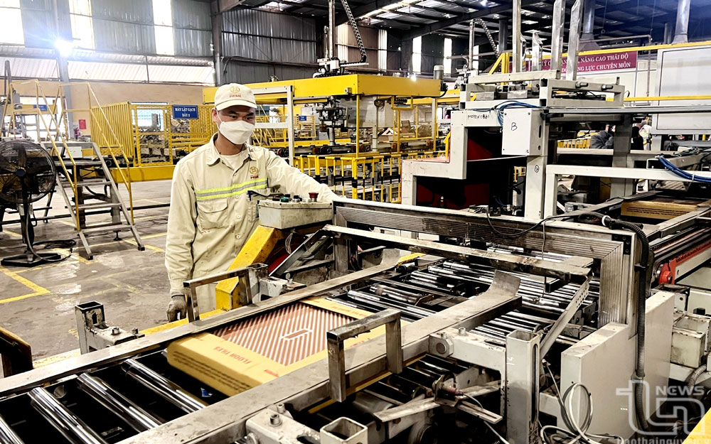 Sản xuất gạch ốp lát tại Công ty CP Prime Phổ Yên. 