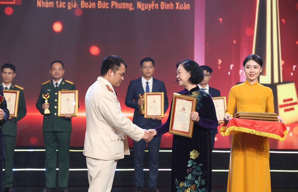 Gặp gỡ tác giả đoạt giải A Cuộc thi viết về bảo vệ nền tảng tư tưởng của Đảng