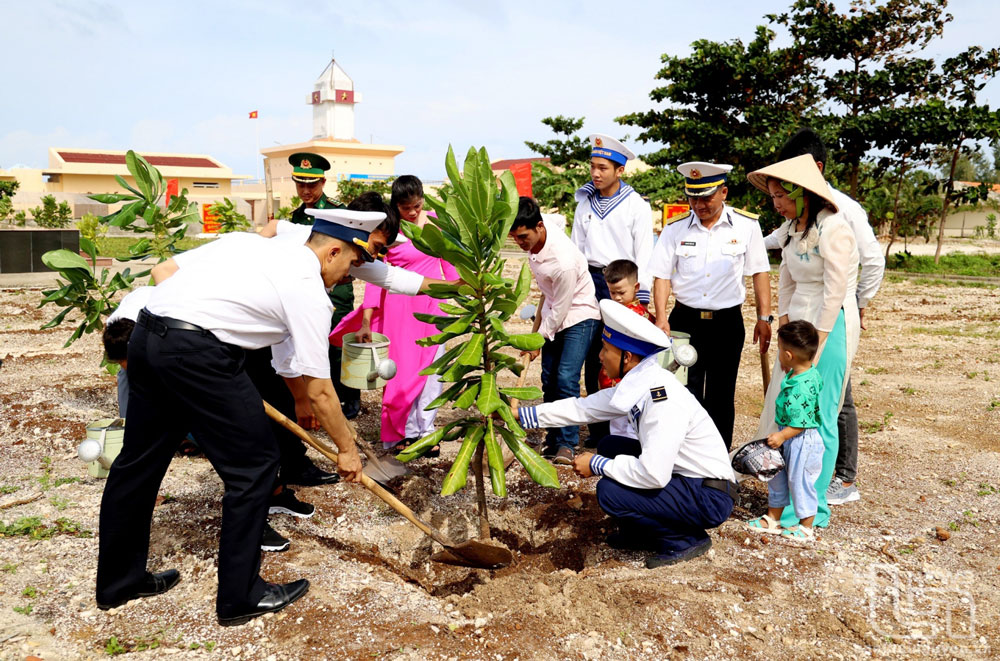 Gieo mầm xanh ở Trường Sa