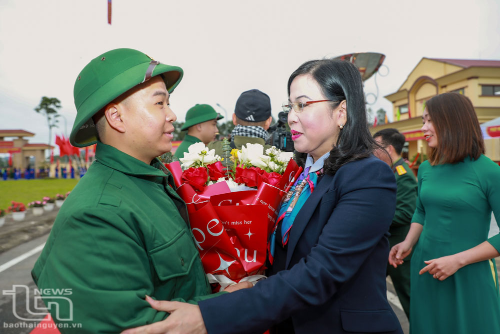Đồng chí Bí thư Tỉnh ủy Nguyễn Thanh Hải động viên tân binh TP. Thái Nguyên.