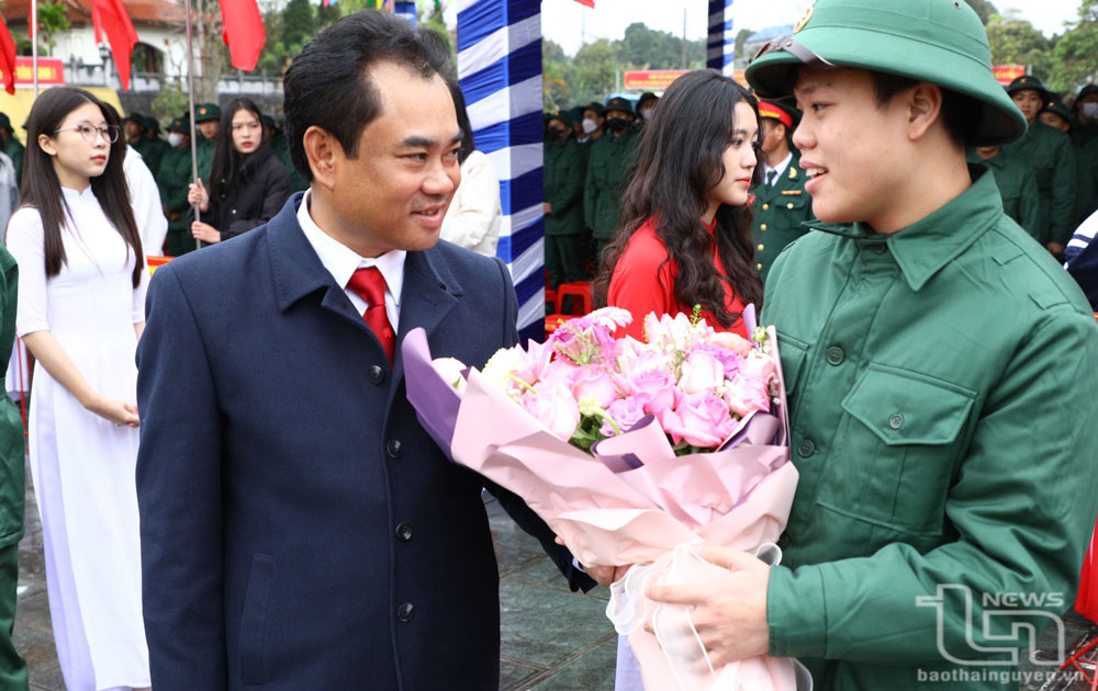 Đồng chí Chủ tịch UBND tỉnh Trịnh Việt Hùng động viên tân binh TP. Phổ Yên.