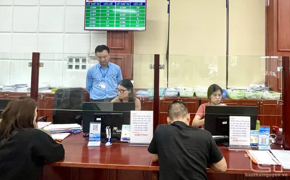 Giám đốc Sở Giao thông Vận tải Phạm Quang Anh kiểm tra cán bộ của Sở trực giải quyết các thủ tục hành chính tại Trung tâm Phục vụ hành chính công tỉnh.