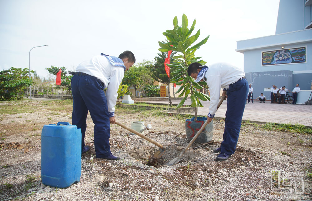 Chiến sĩ đảo Đá Tây A trồng và chăm sóc cây xanh sau giờ huấn luyện.