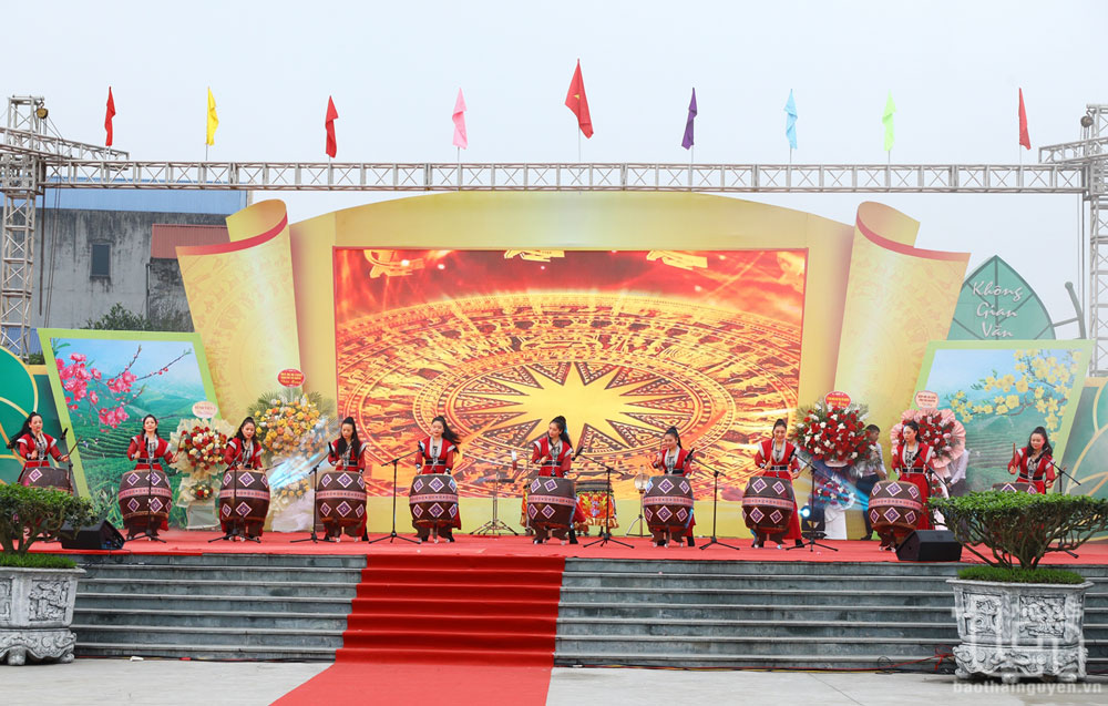 Màn trống hội tại Lễ khai mạc.