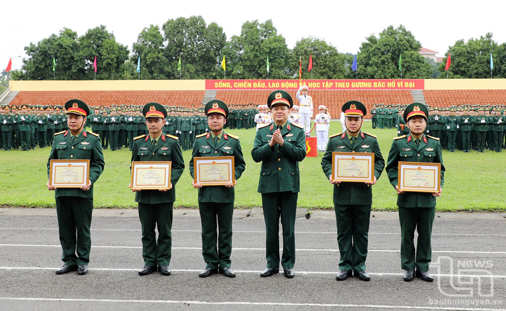 Lãnh đạo Quân khu 1 tặng Bằng khen cho đại diện các đơn vị huấn luyện giỏi.