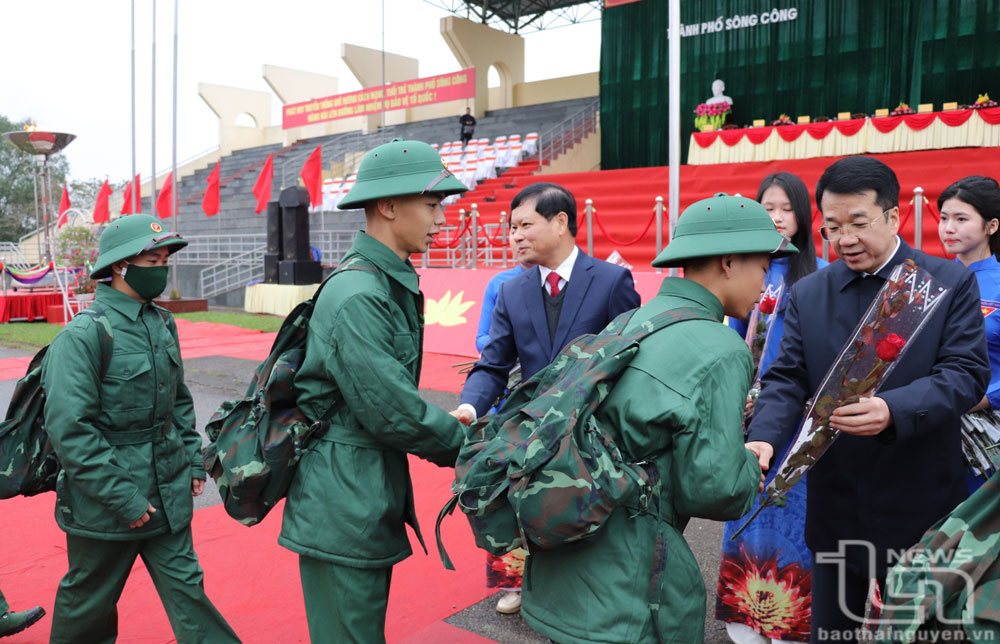 Các đồng chí lãnh đạo tỉnh tặng hoa chúc mừng tân binh TP. Sông Công.