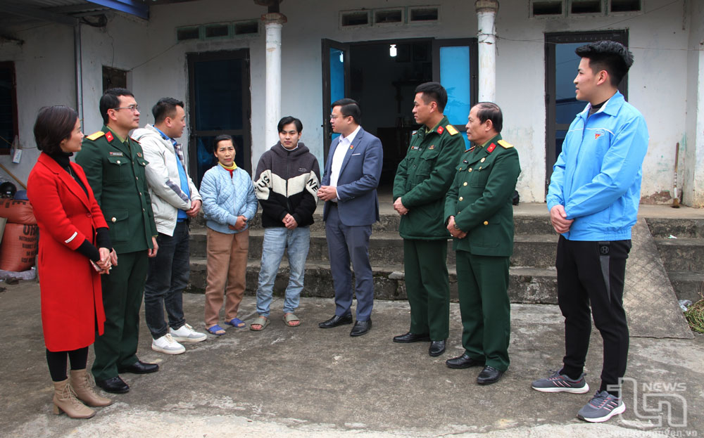Đại diện các đoàn thể địa phương trò chuyện, động viên tân binh Nguyễn Thành Trung, sinh năm 2002, ở xóm Huống Trung, xã Huống Thượng, trước ngày anh lên đường nhập ngũ.