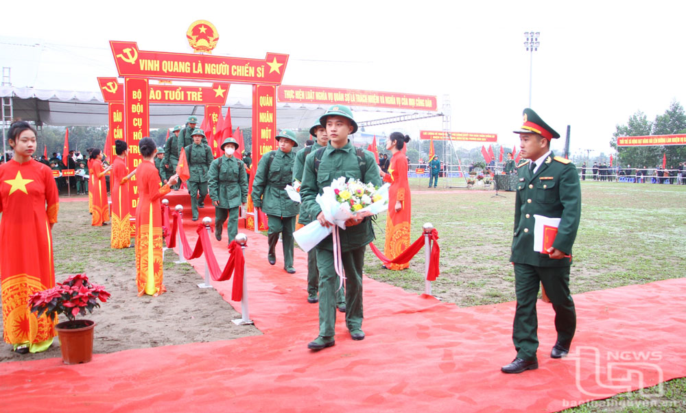 Các tân binh hăng hái lên đường nhập ngũ.