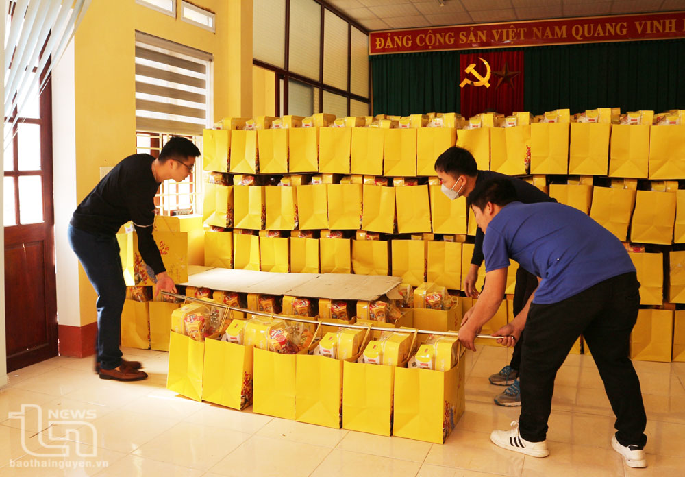 Đại diện Ủy ban MTTQ huyện Võ Nhai tiếp nhận 2.000 suất quà Tết Nguyên đán Giáp Thìn 2024 do Công ty trao tặng.
