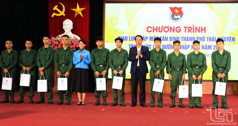 Lãnh đạo TP. Thái Nguyên và Tỉnh đoàn tặng quà cho các tân binh.