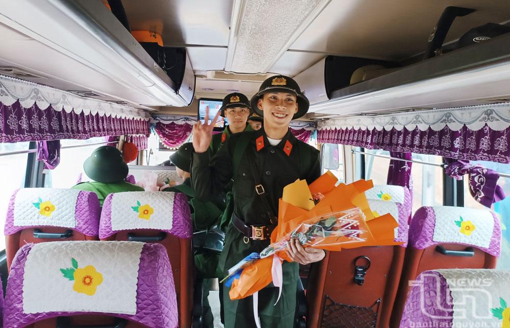 Các tân binh thực hiện nghĩa vụ công an di chuyển về đơn vị.