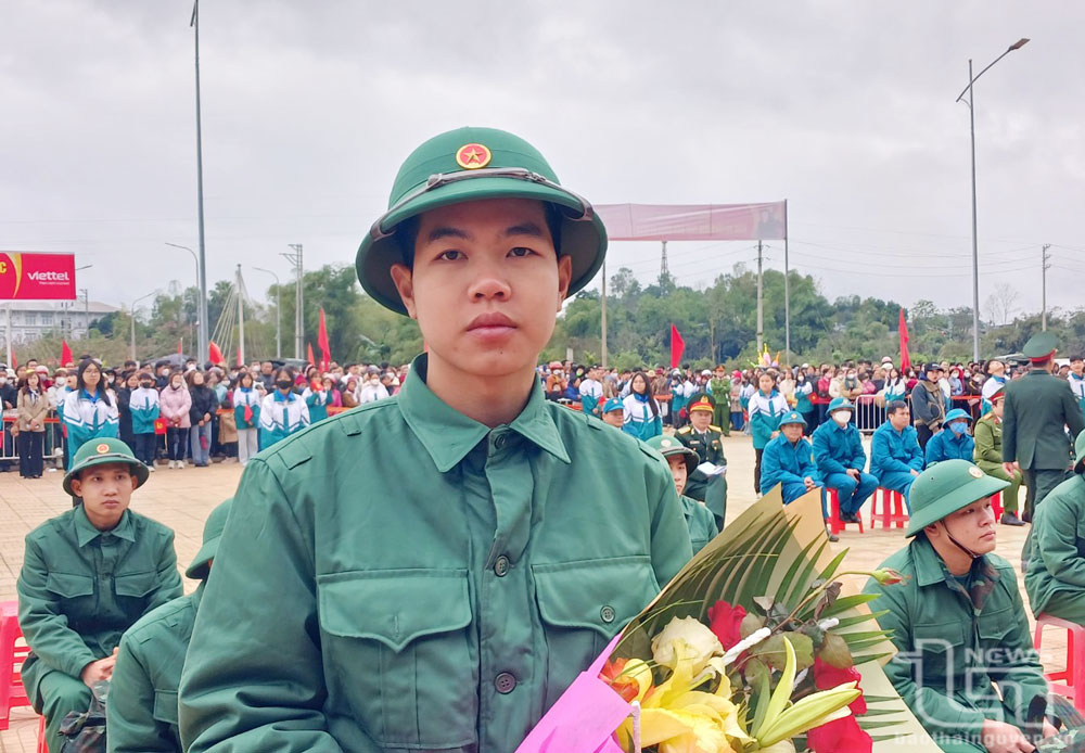Tân binh Nguyễn Quang Khánh (dân tộc Tày) trước giờ lên đường nhập ngũ.