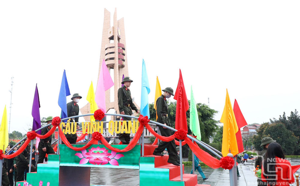 Các tân binh bước qua Đài vinh quang lên đường nhập ngũ.