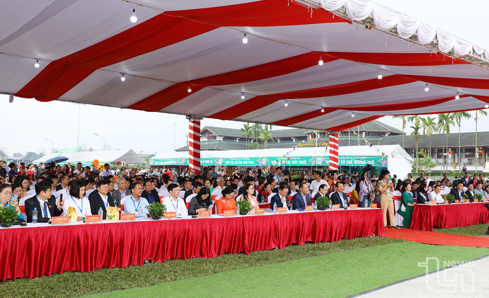 Các đại biểu và người dân, du khách tham dự Lễ khai mạc.