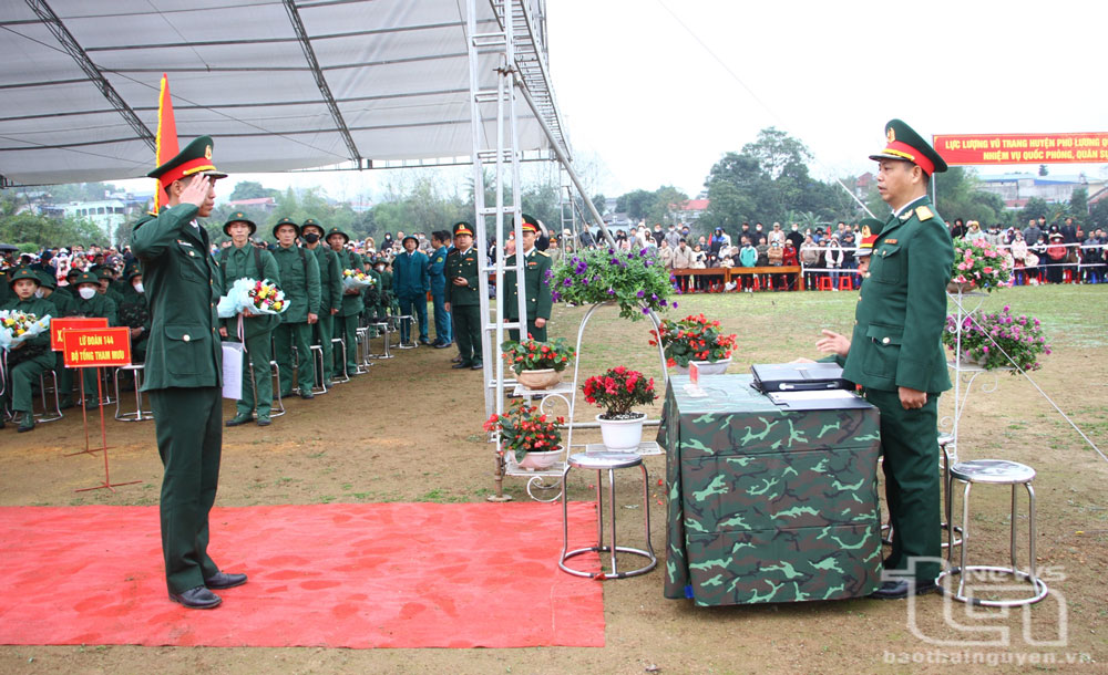 Nghi thức giao nhận quân.