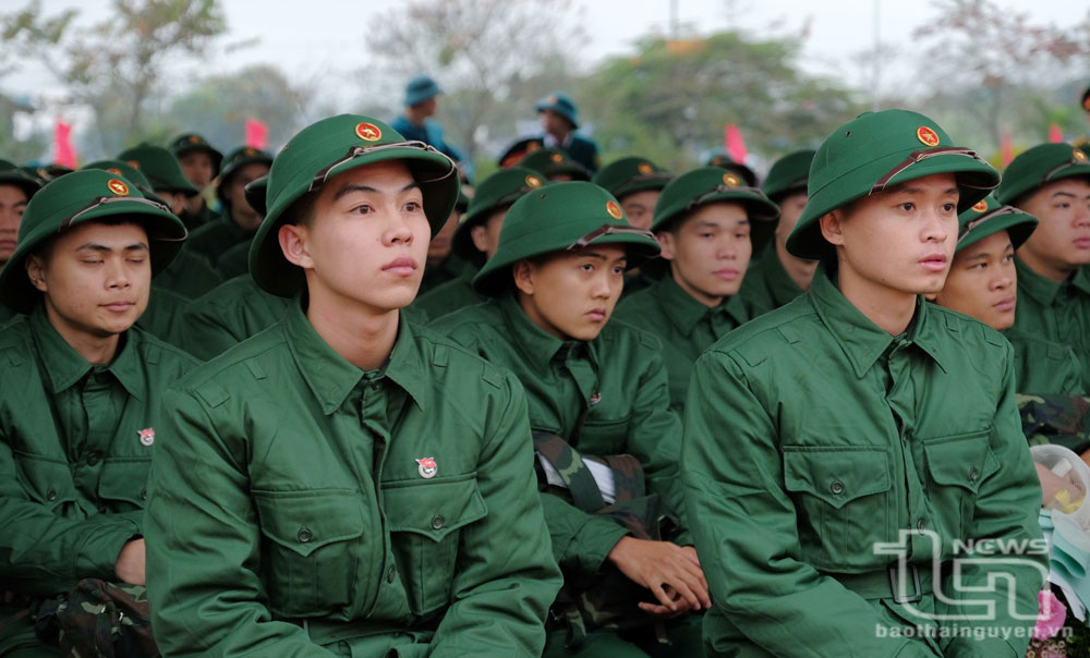 Tân binh huyện Đại Từ trước giờ lên đường nhập ngũ.