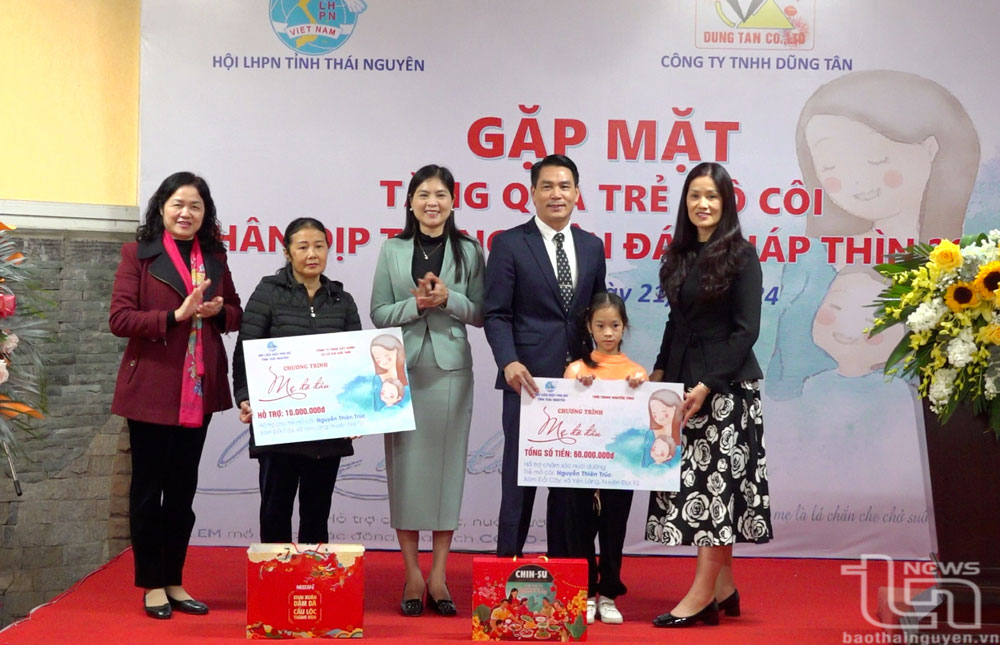 Mang yêu thương đến với phụ nữ, trẻ em nghèo